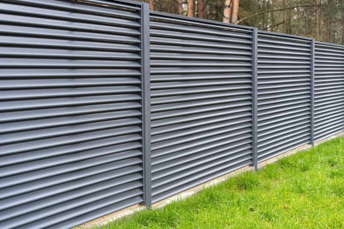 19 Metal Fence Ideas: Enhancing Your Yard with Style and Security
